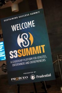 A sign that says " welcome s 3 summit ".